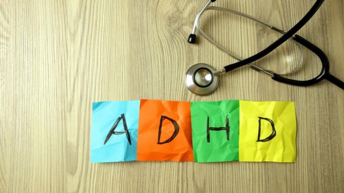 ADHD Attention Deficit Hyperactivity Disorder συντομογραφία χειρόγραφη σε κολλώδεις σημειώσεις με στηθοσκόπιο