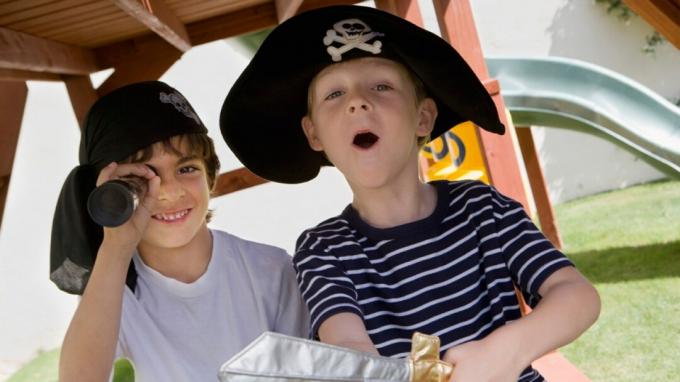 Δύο αγόρια με ADHD που παίζουν πειρατές σε παιδική χαρά σε κοστούμια