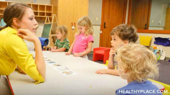 Οι ομάδες παιδικής θεραπείας έχουν πλεονεκτήματα και μειονεκτήματα. Μάθετε σχετικά με την παροχή συμβουλών σε ομάδες για εφήβους και παιδιά, καθώς και τα οφέλη και τα μειονεκτήματα των παιδοθεραπευτικών ομάδων, στο HealthyPlace. 