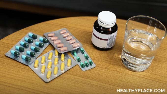 Πάρτε μια επισκόπηση των φαρμάκων της νόσου του Αλτσχάιμερ, να συμπεριλάβετε φάρμακα κατά της άνοιας, αντιψυχωτικά, αντικαταθλιπτικά και άλλα φάρμακα στο HealthyPlace.