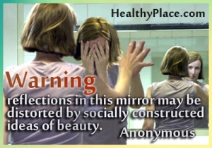 Απόσπασμα διατροφικής διαταραχής - Οι προβληματισμοί σε αυτόν τον καθρέφτη μπορεί να παραμορφωθούν από κοινωνικά κατασκευασμένες ιδέες ομορφιάς.